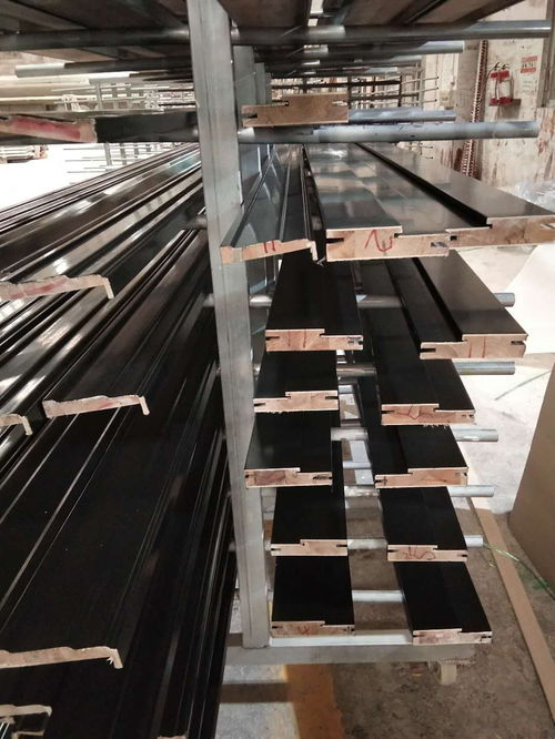 廣東木門廠紅海豚工藝烤漆門 黑色實木搭配工藝植絨的創(chuàng)新設(shè)計